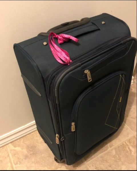 Why You Shouldn’t Tie Anything to Your Suitcase If You Are a Baggage Handler