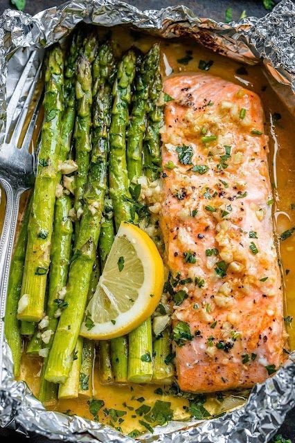 Baked salmon with asparagus, lemon, garlic and butter sauce!!