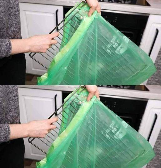 No need to scrub, put the oven rack in a bag: it becomes like new again